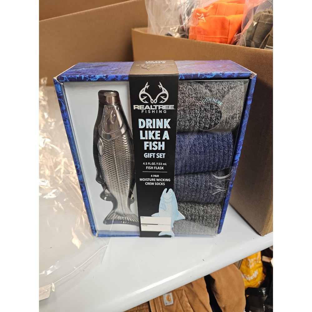 Realtree Fishing Drink Like A Fish Gift Set Fish Flask & 4 Pair Crew Socks NEW